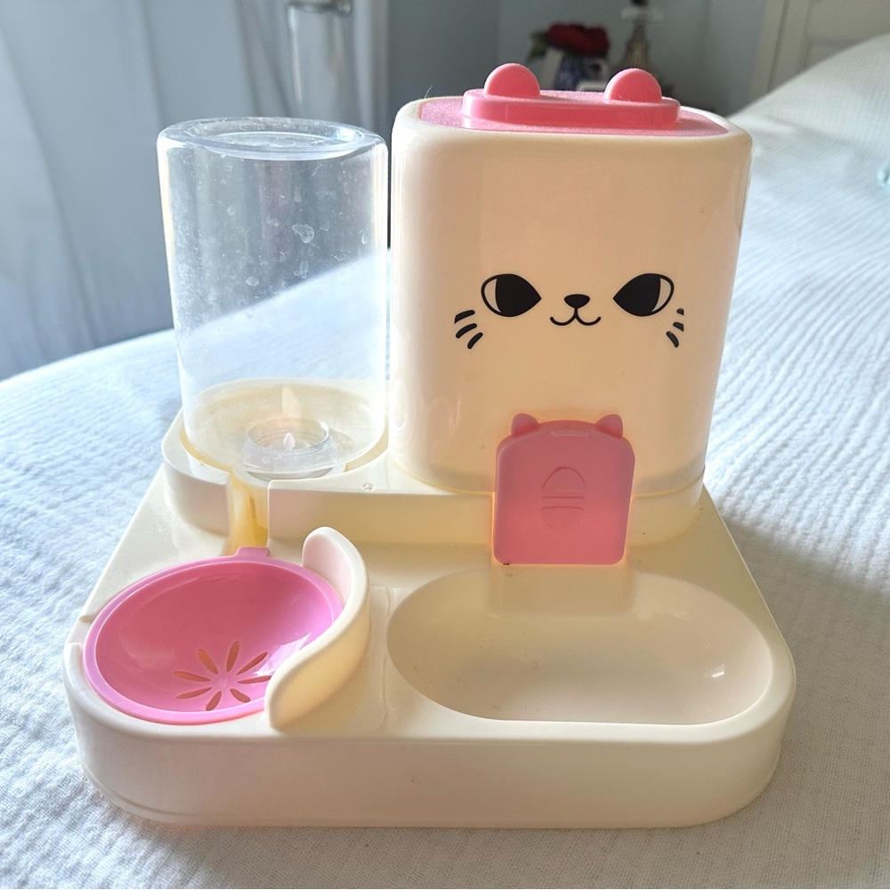 Small Cat-Themed Pet Feeder